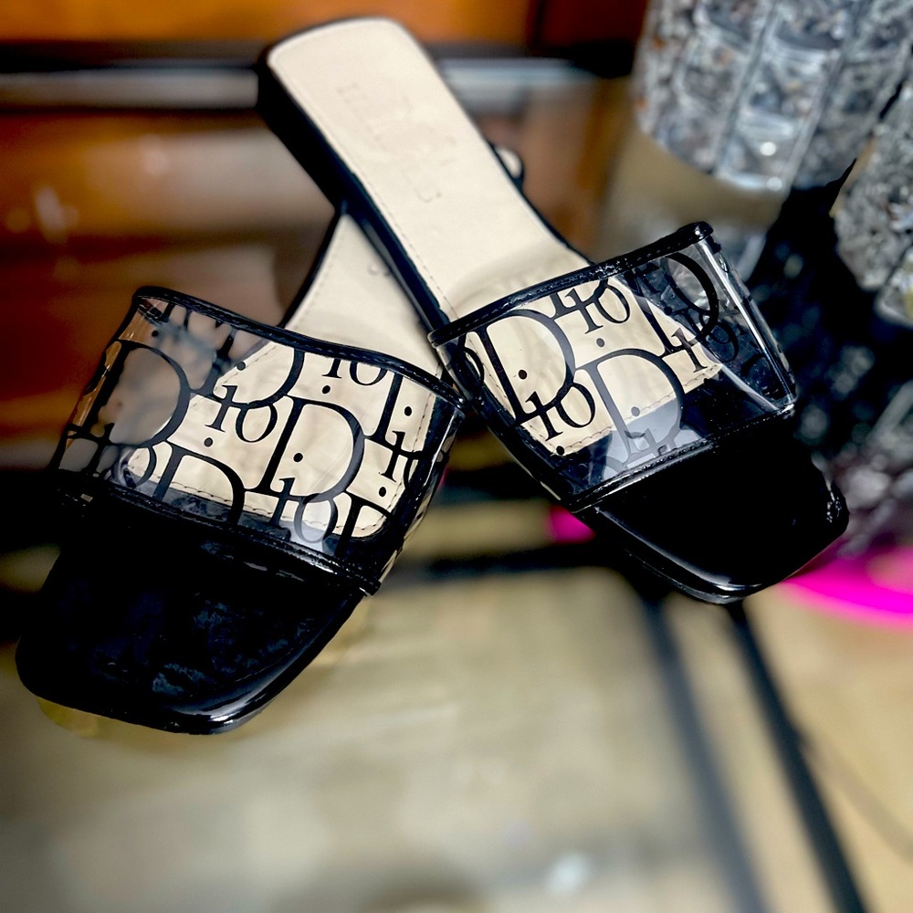 𝐒𝐎𝐋𝐃 Sandals